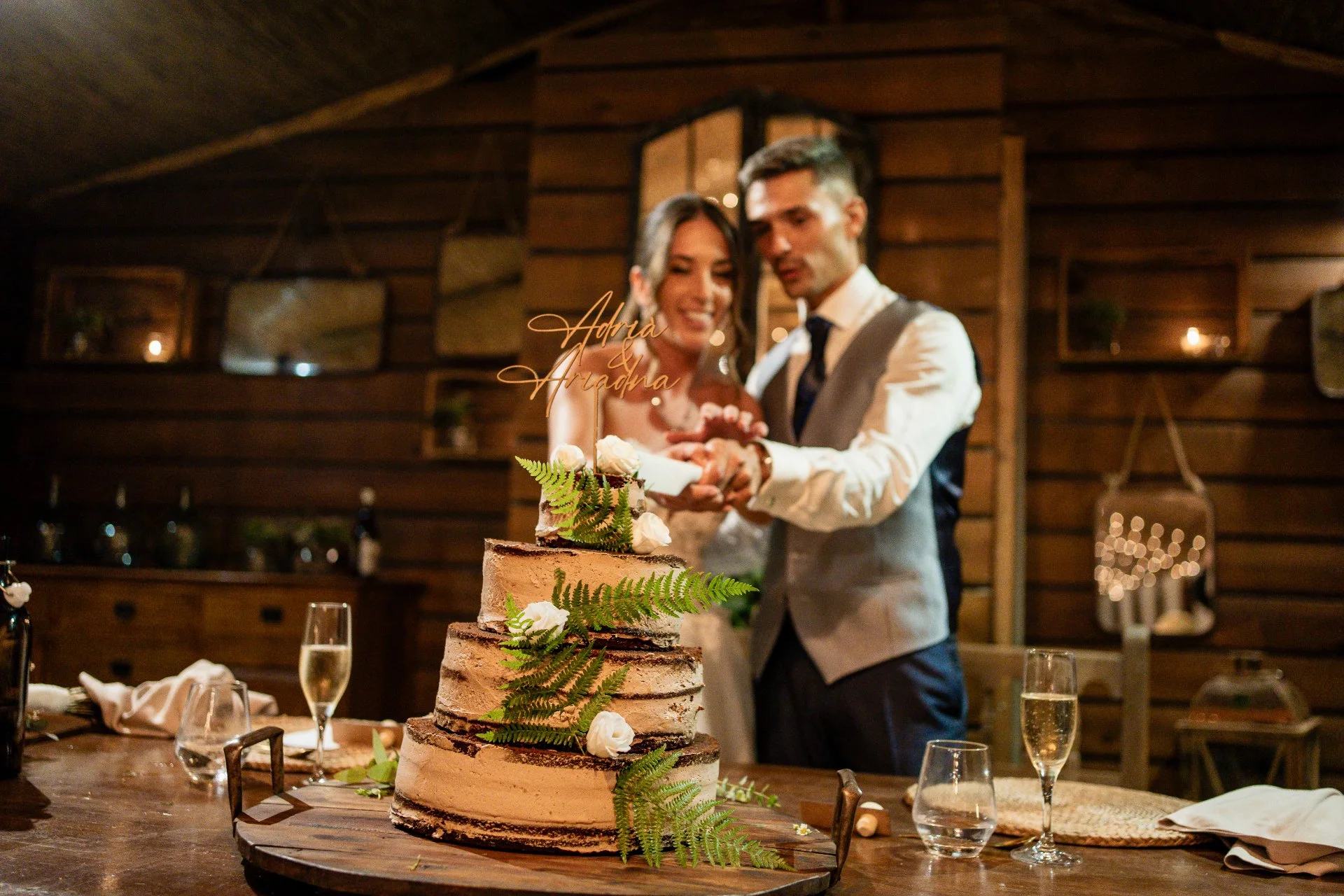 novios cortando la tarta