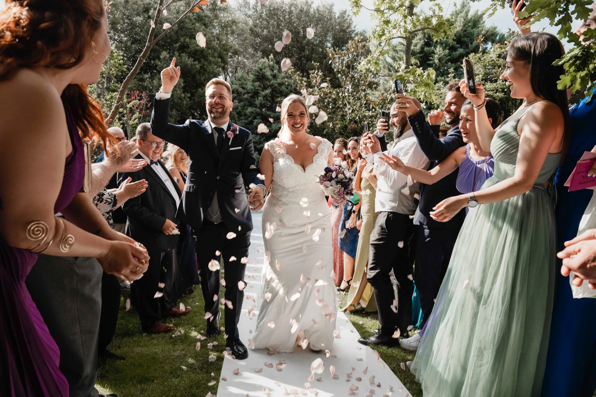 tirando petalos a los novios