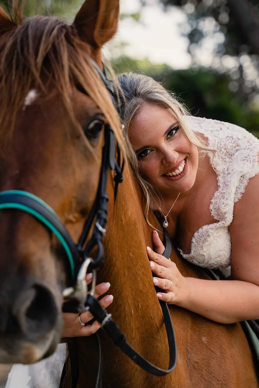 novia posando con caballo