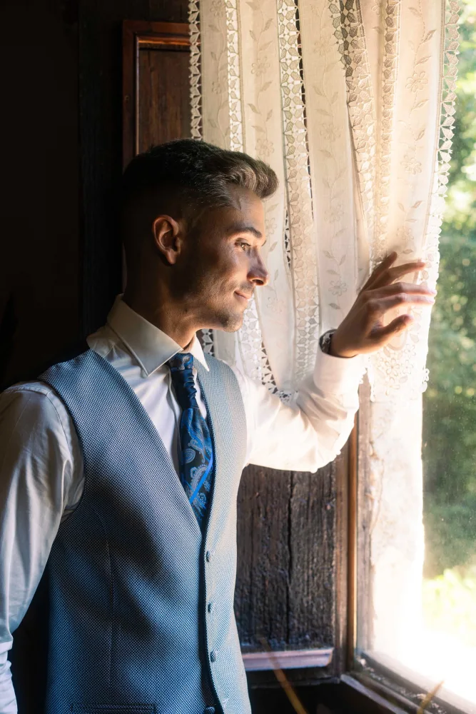 novio mirando por la ventana