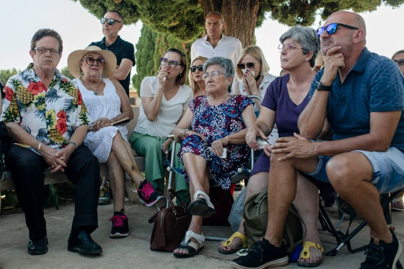 familiares de las víctimas escuchan atentos