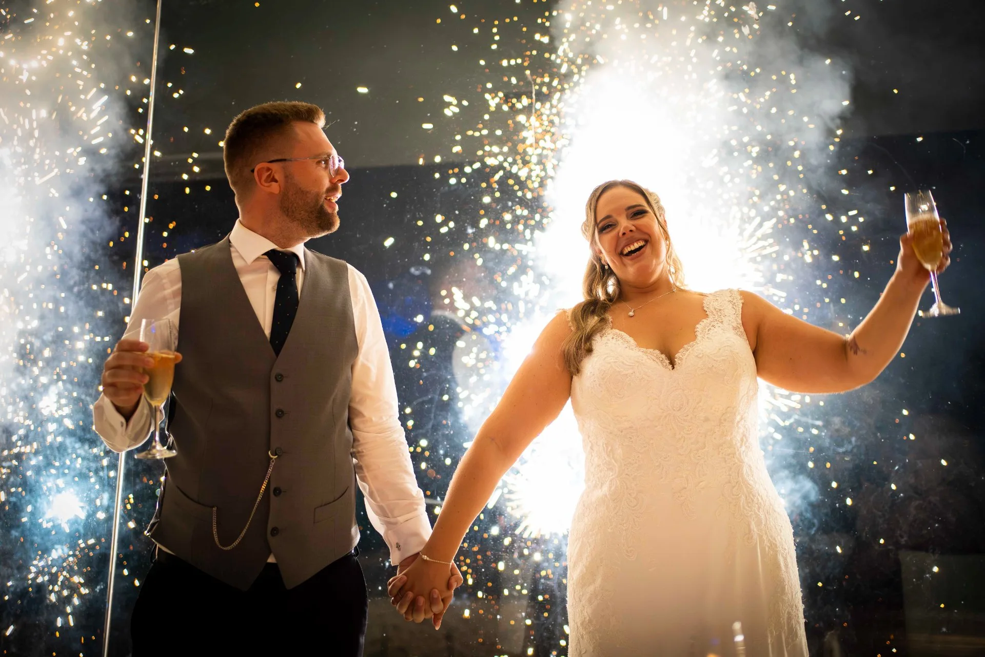 novios con fuegos artificiales 