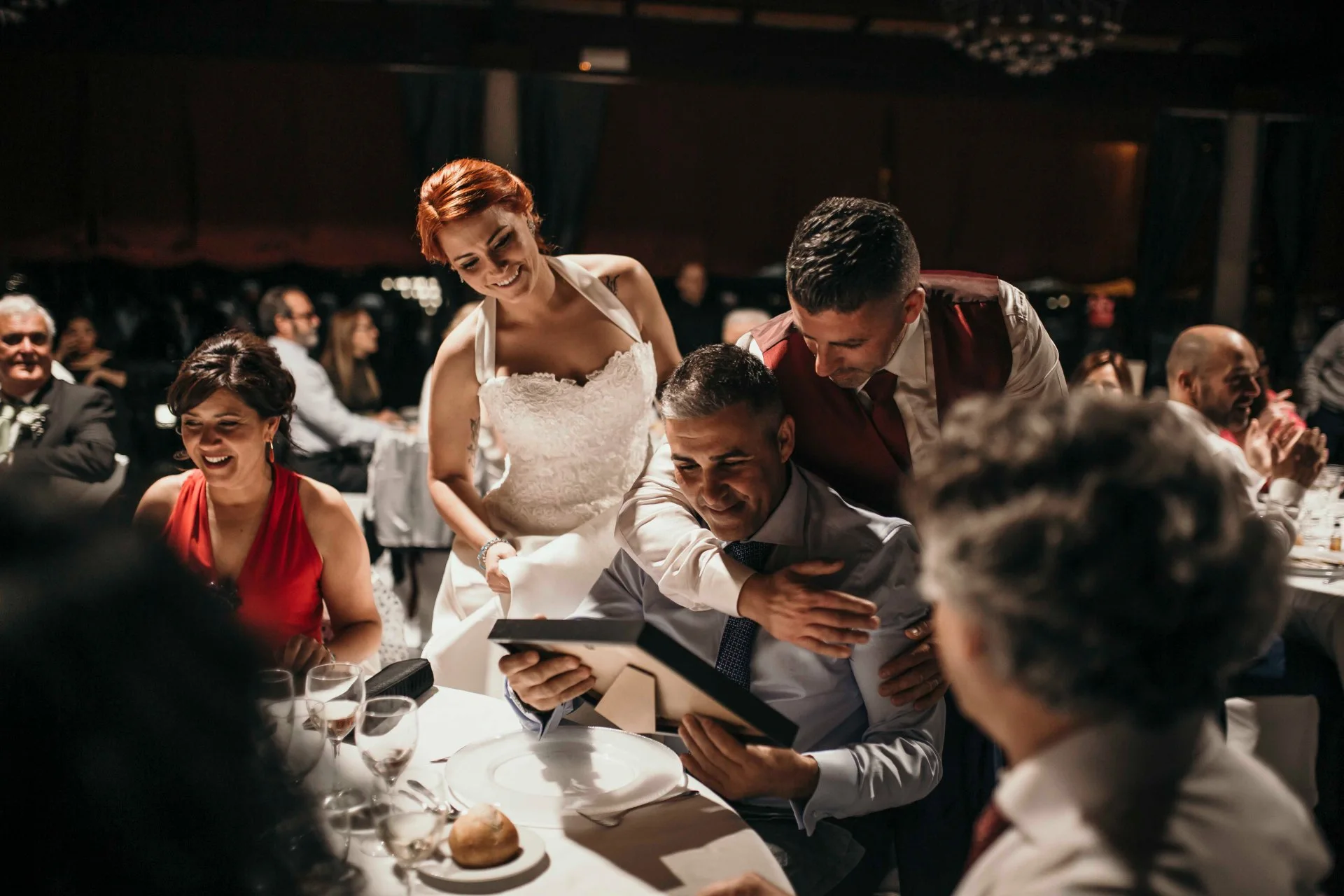 novios haciendo regalos a los invitados