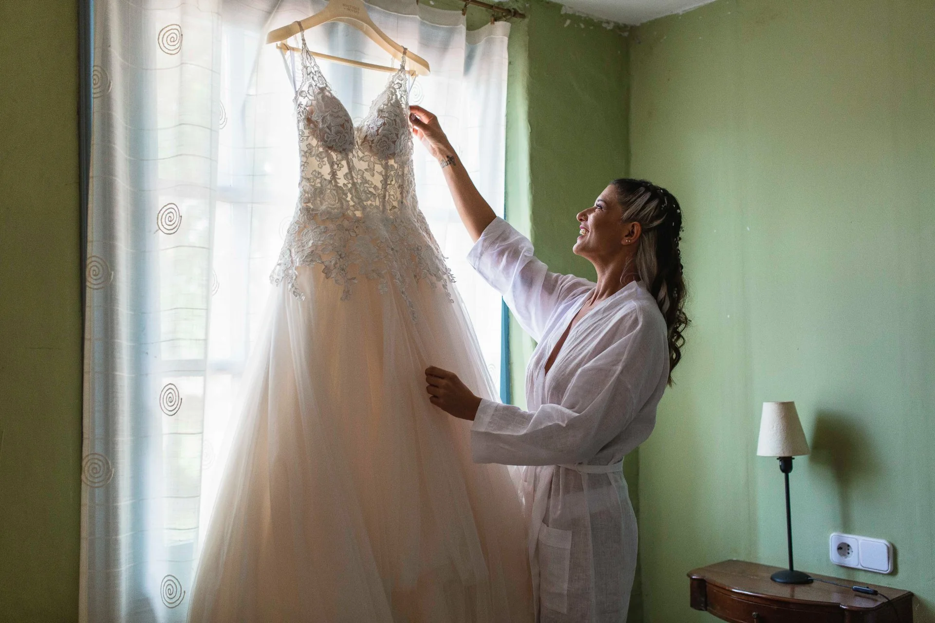 novia mirando su vestido